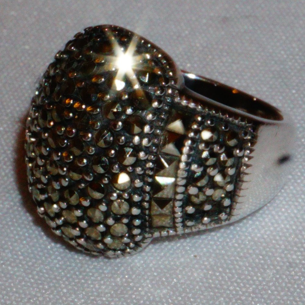 925 SILVER AND MARCASITE DOMED RING - Picture 6 of 7